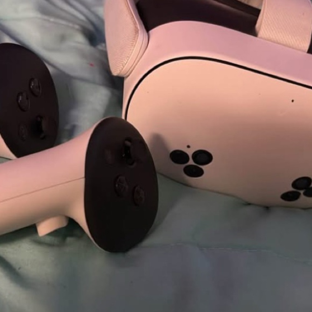 White VR Headset mega quest 3s brand new - Picture 3 of 3
